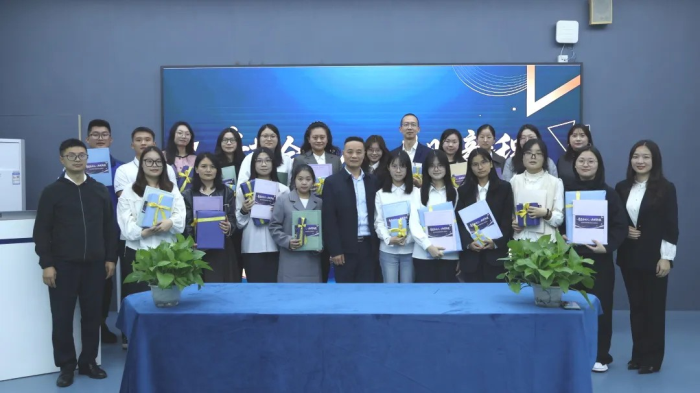 这招绝了!让资深教师不“倦”,年轻教师不“菜”!